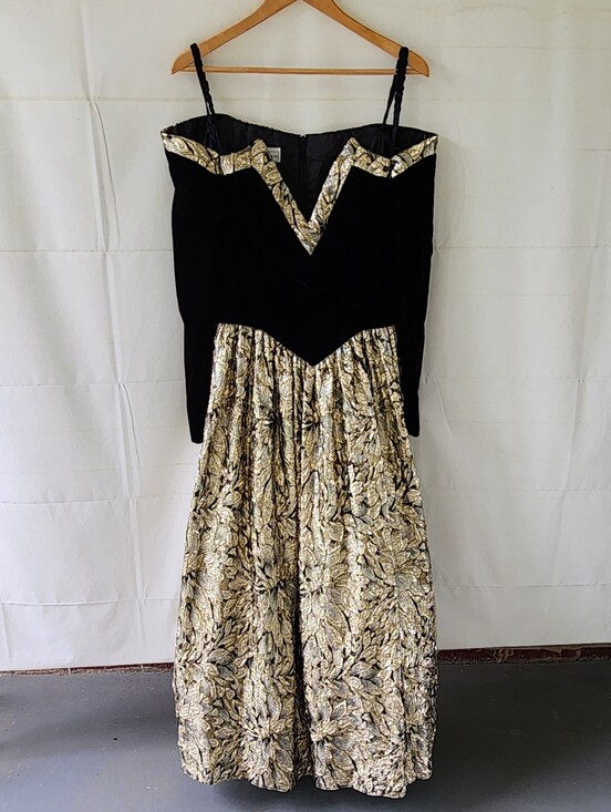 jessica mcclintock gold dress Sleeveless Evening Gown Size 6 Ruched Wedding From the all over ivory lace to eye Jessica McClintock Black and Gold